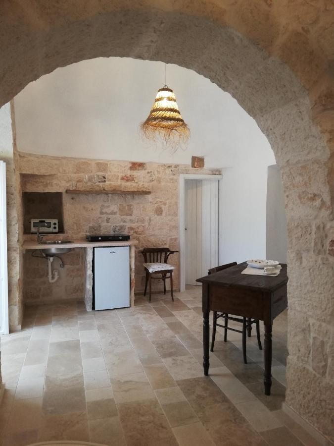 Holiday Home Trullo Antico Остуни Стая снимка